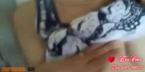 Красивая девушка показывает свои прелести в туалете