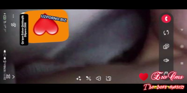 Молоденькая красивая узбечка раздевается и мастурбирует киску по видео звонку