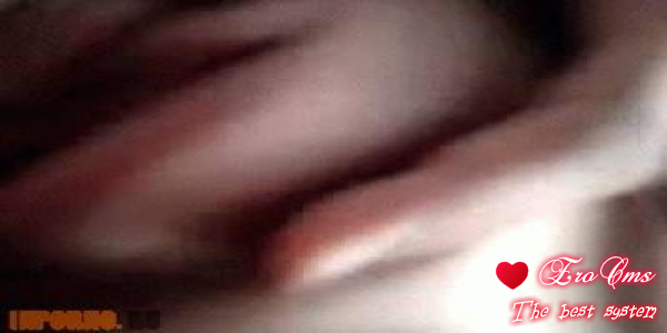 Трогает и снимает на телефон пизду молодой узбечки