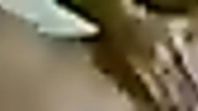 Худая узбечка танцует на камеру