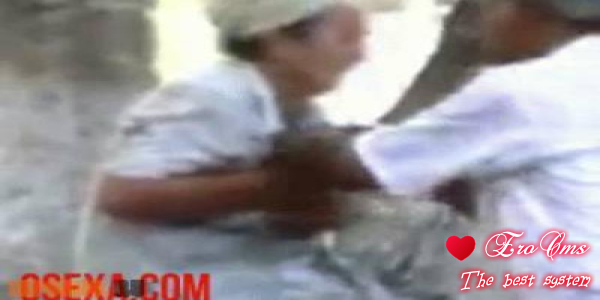 Узбек старик со старухой ласкаются на публике