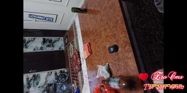 Пьяная молодая парочка узбеков пригласив в гости зрелого соседа, по очереди насасывают его крепкий член