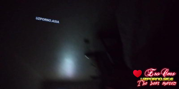 Мужик занимается сексом со своей женой дома на кровати