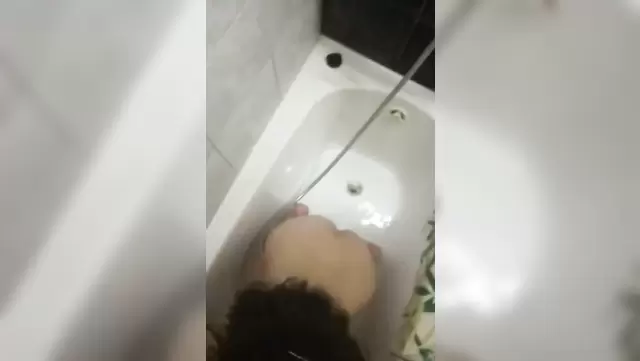Шлюха сосет узбеку в ванне